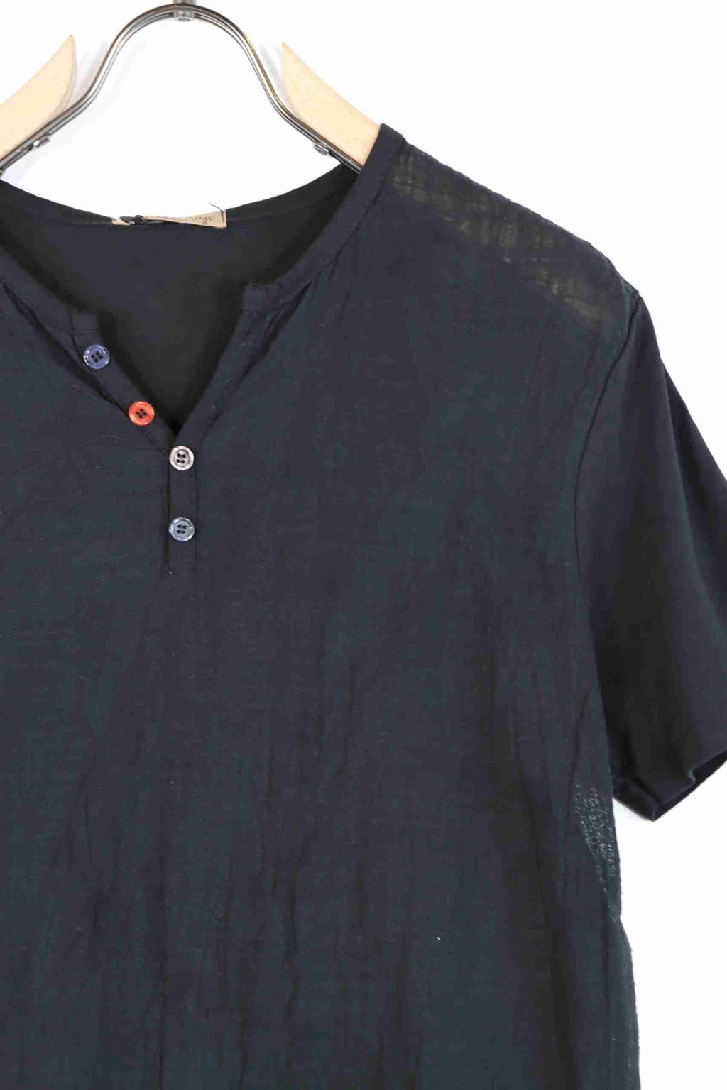 T-shirt leggera con bottoncini