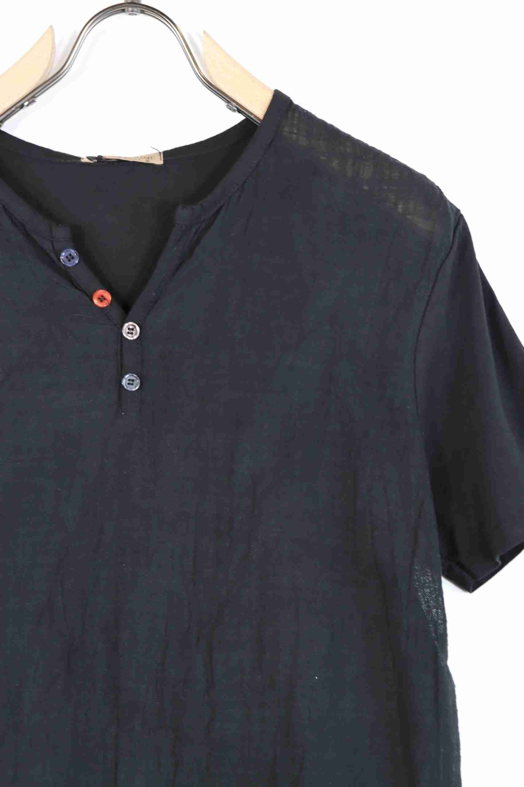 T-shirt leggera con bottoncini