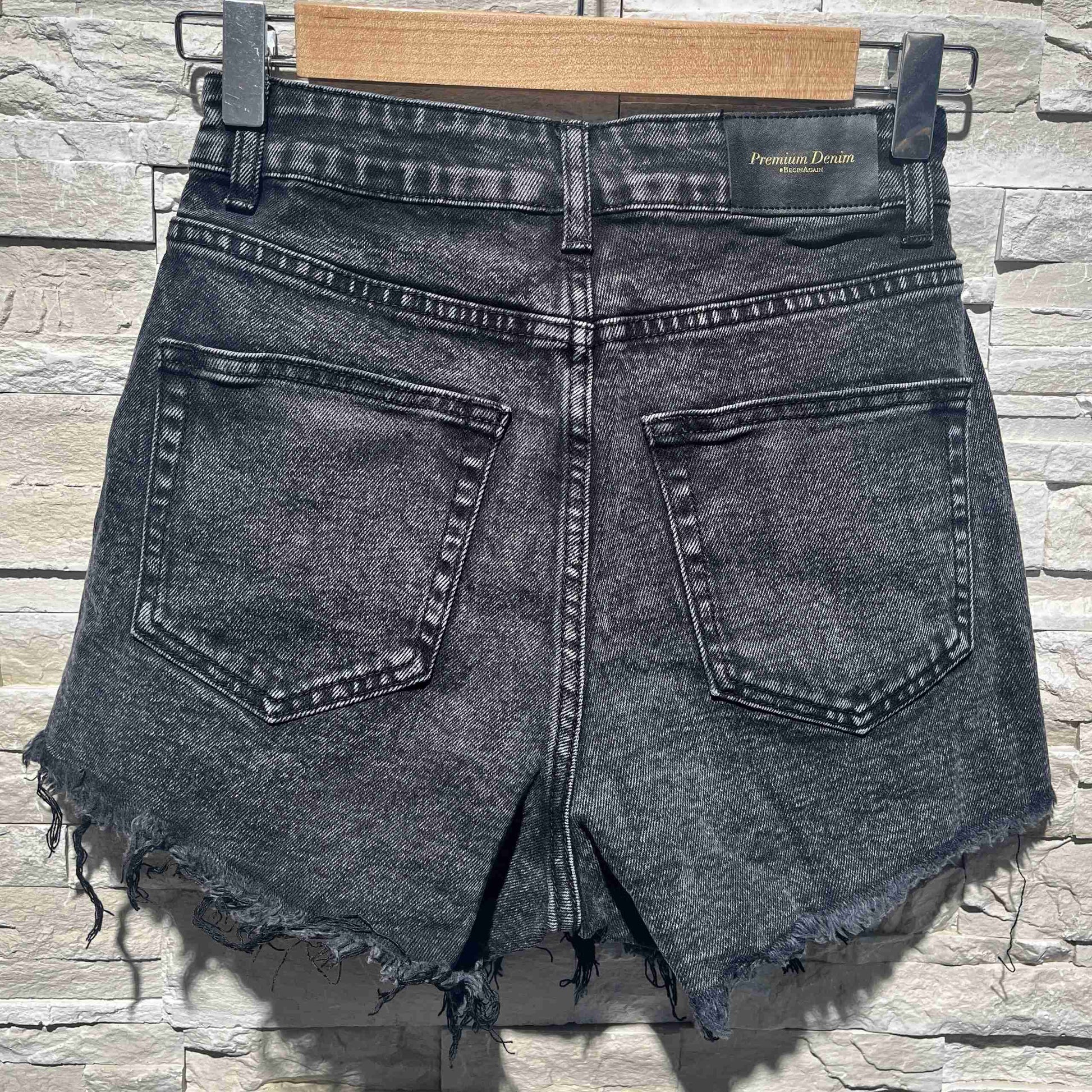 Shorts grigio scuro taglio vivo