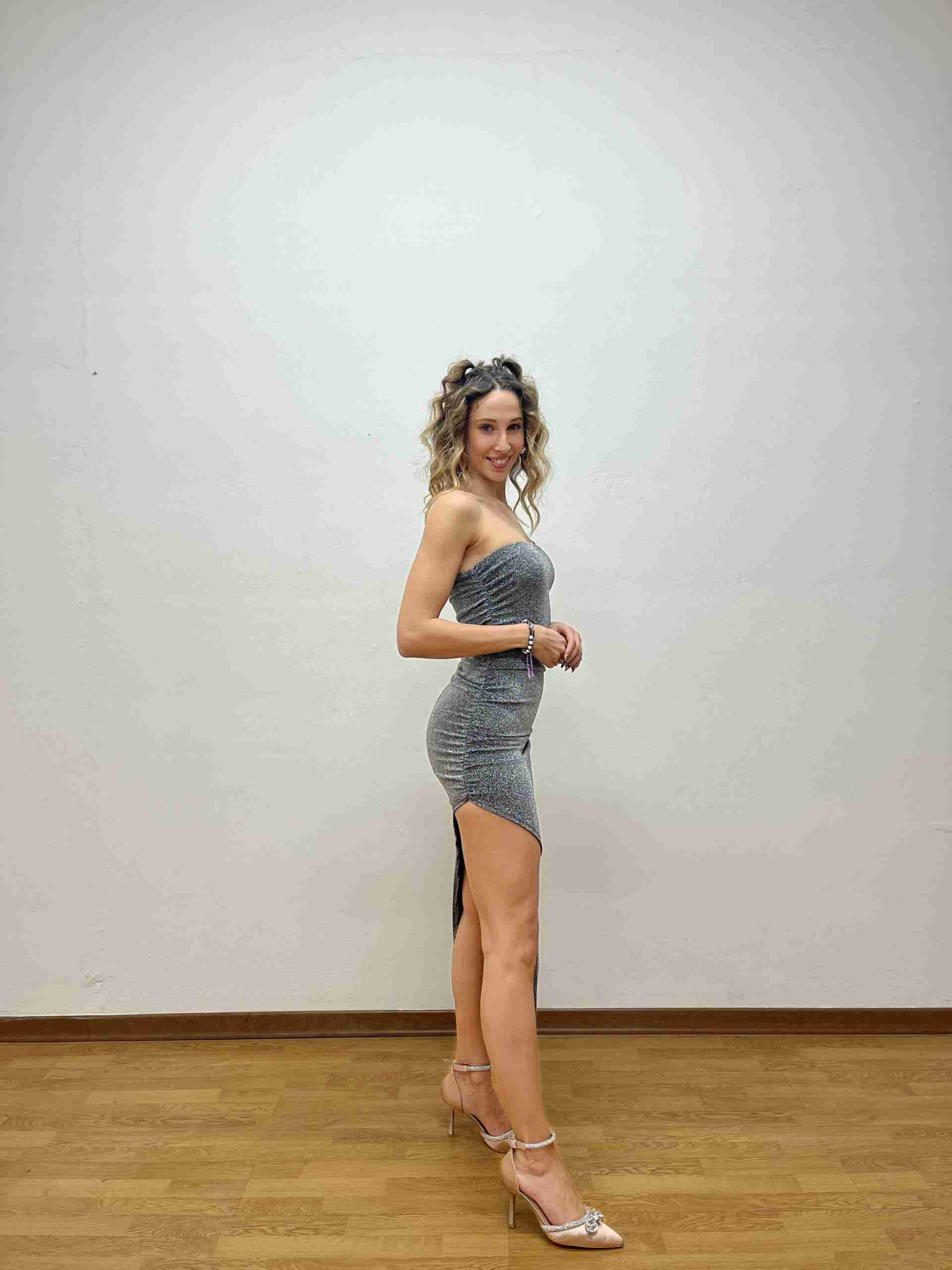 Abito irregolare monospalla con super spacco