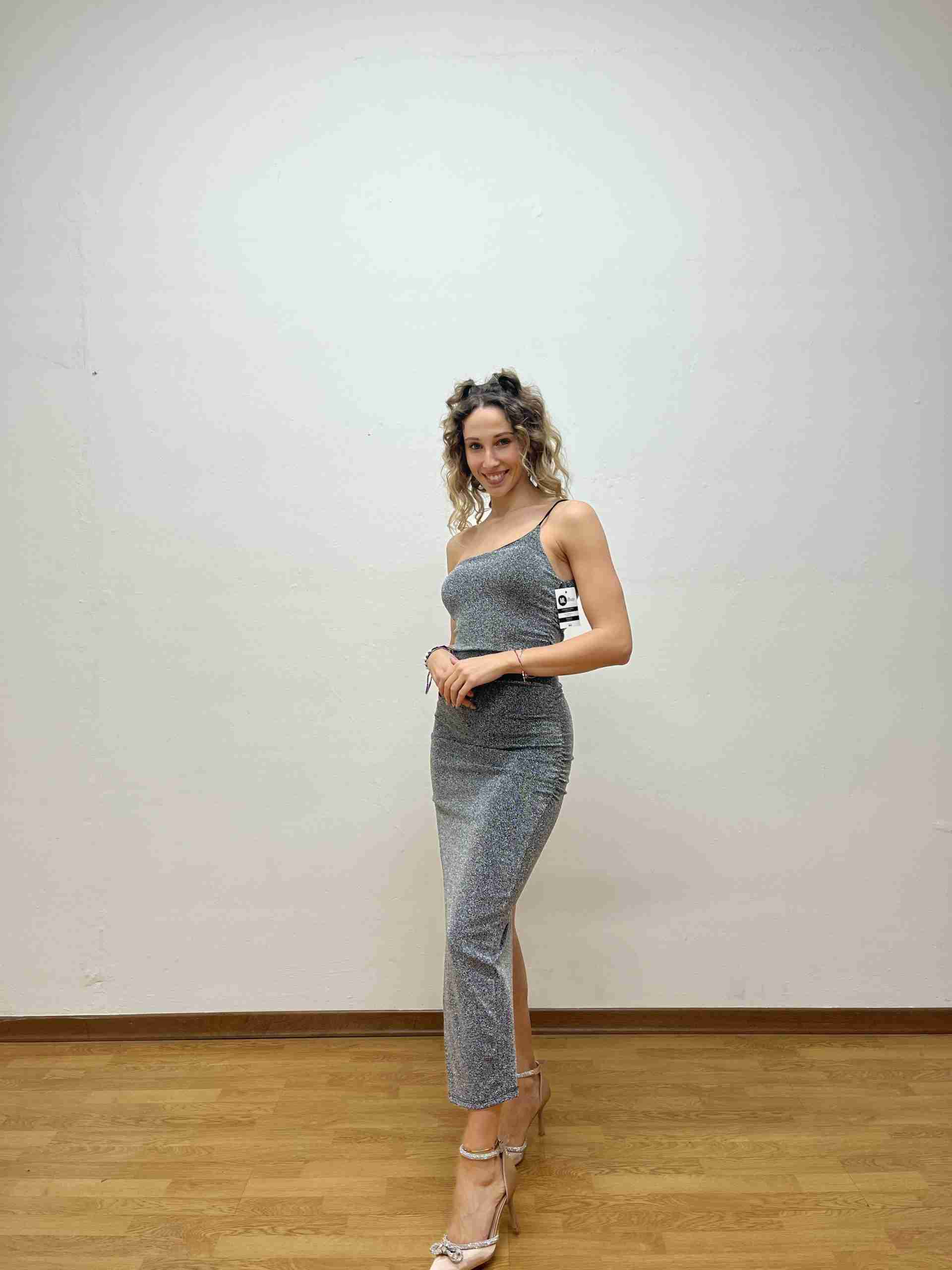 Abito irregolare monospalla con super spacco