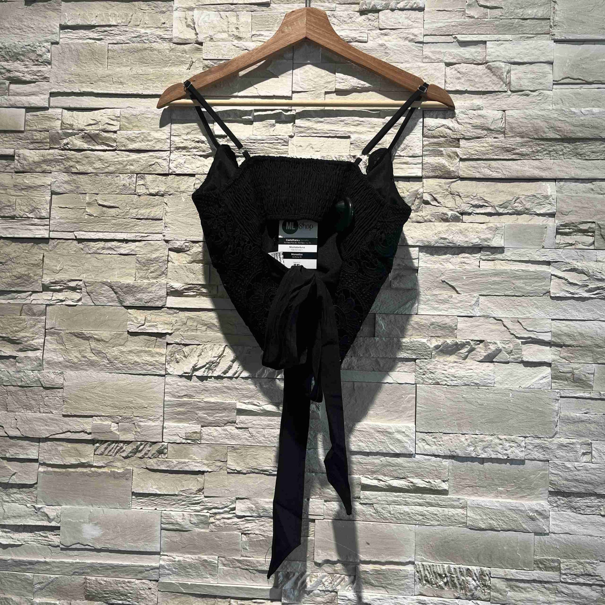 Top in pizzo con fiocco nella schiena