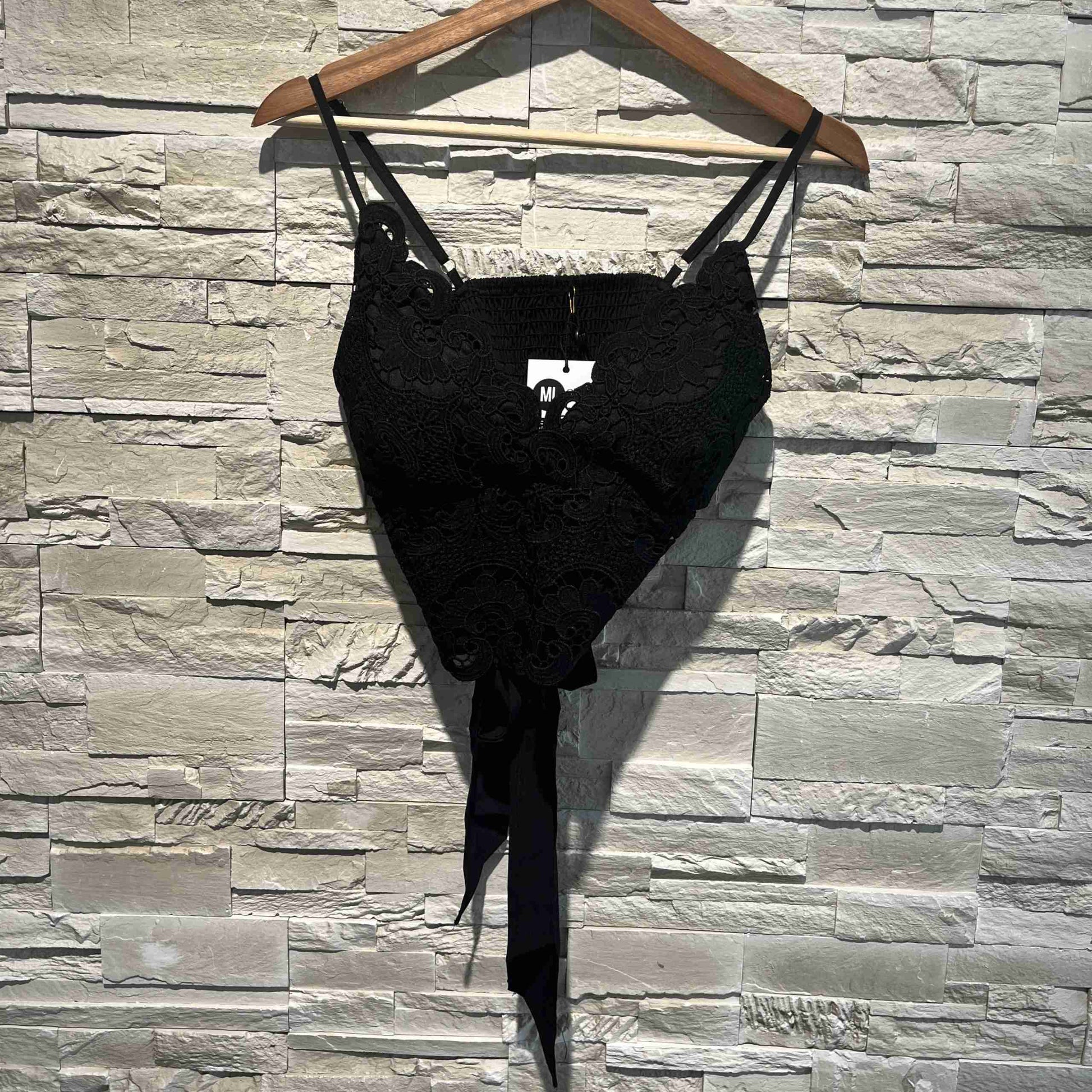 Top in pizzo con fiocco nella schiena