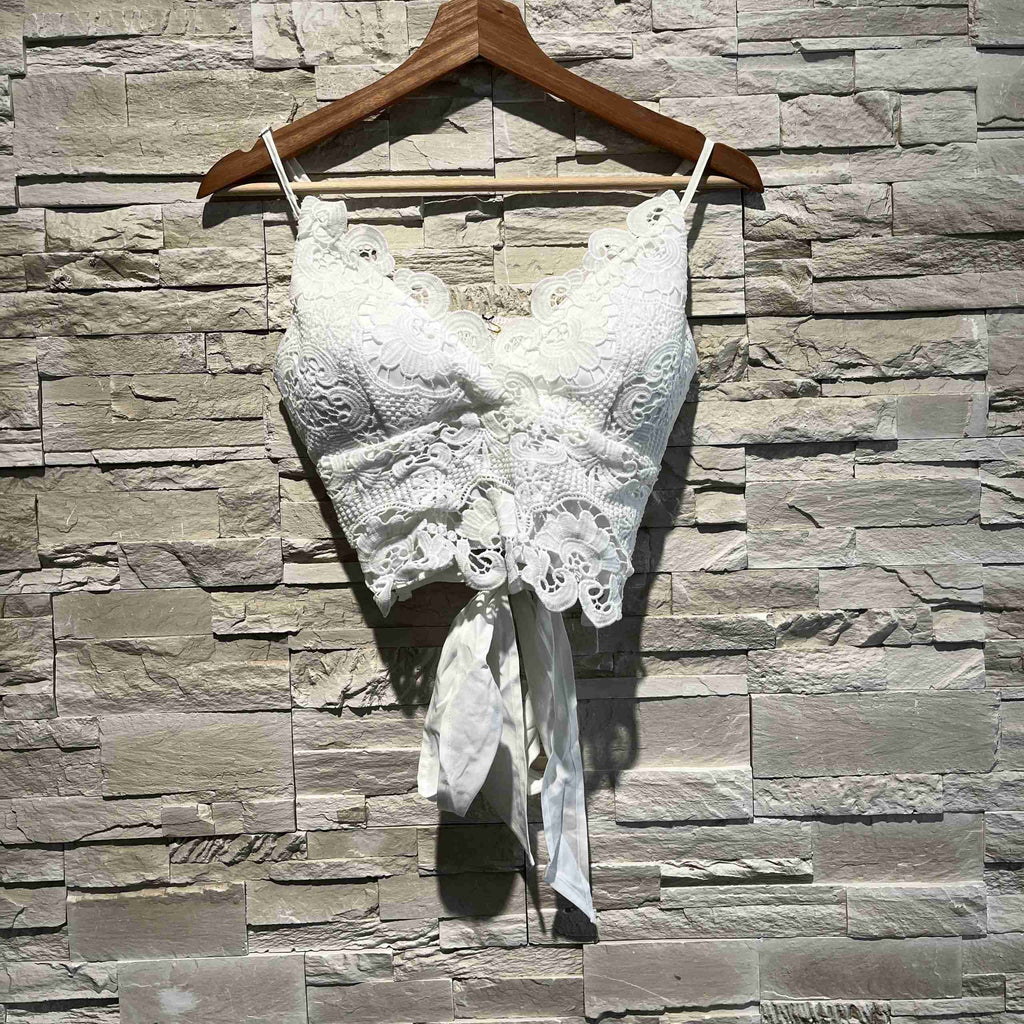 Top in pizzo con fiocco nella schiena