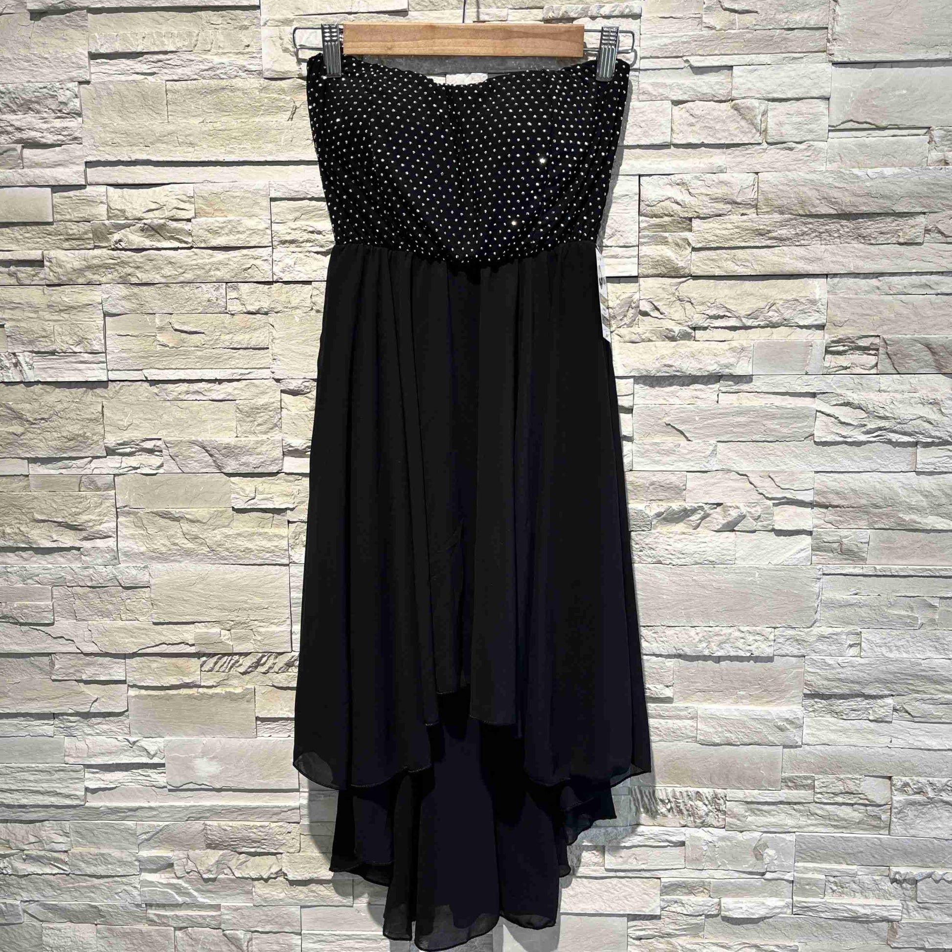 Abito con strass nella parte superiore più lungo dietro