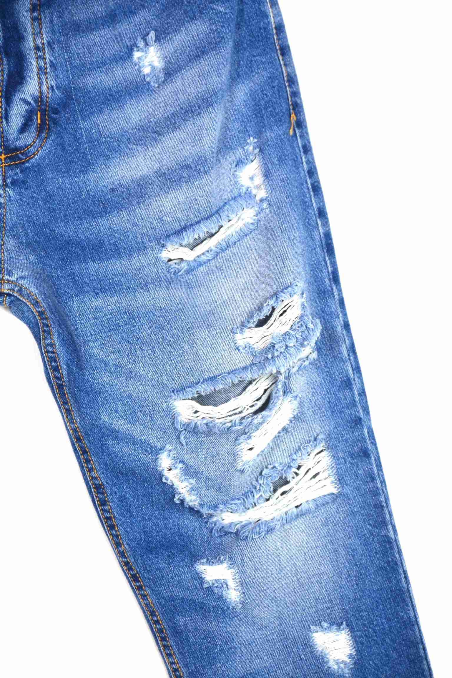 Jeans carot strappati