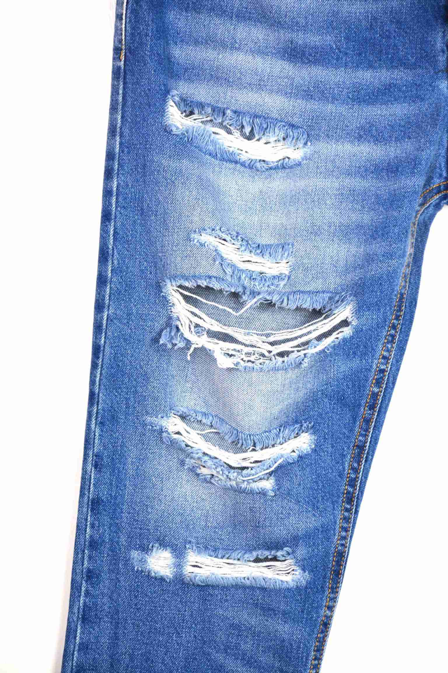 Jeans carot strappati
