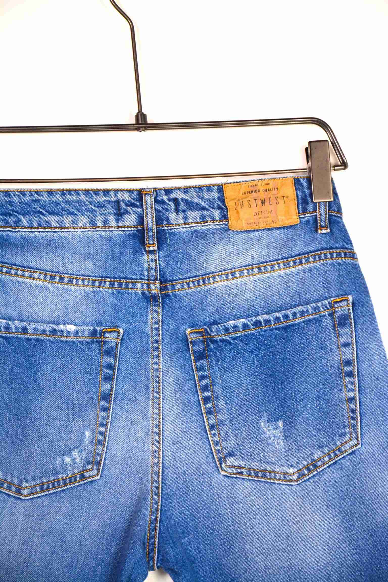 Jeans carot strappati