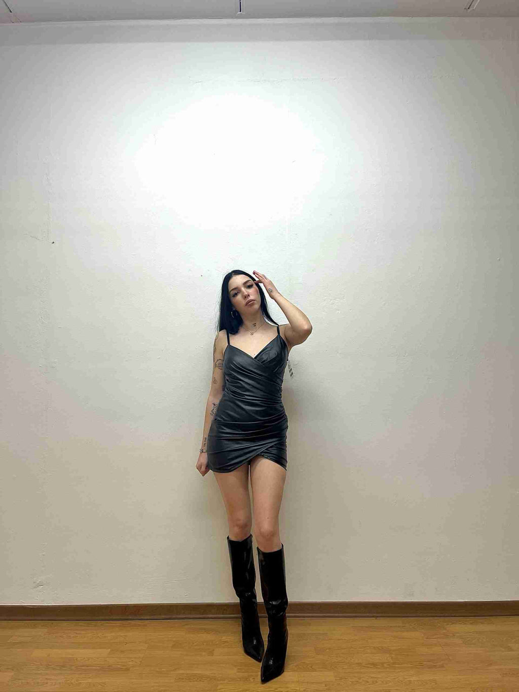 Abito drappeggiato in ecopelle