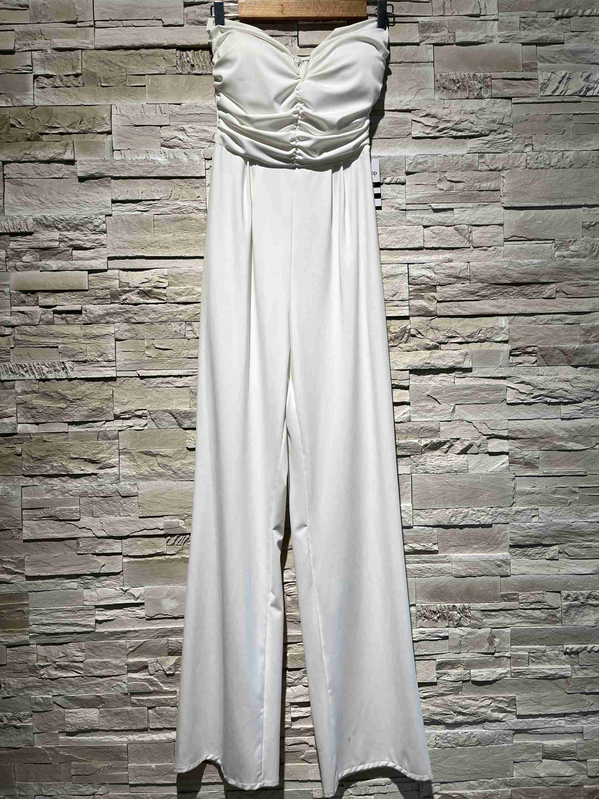 Tuta a corsetto e pantaloni a palazzo