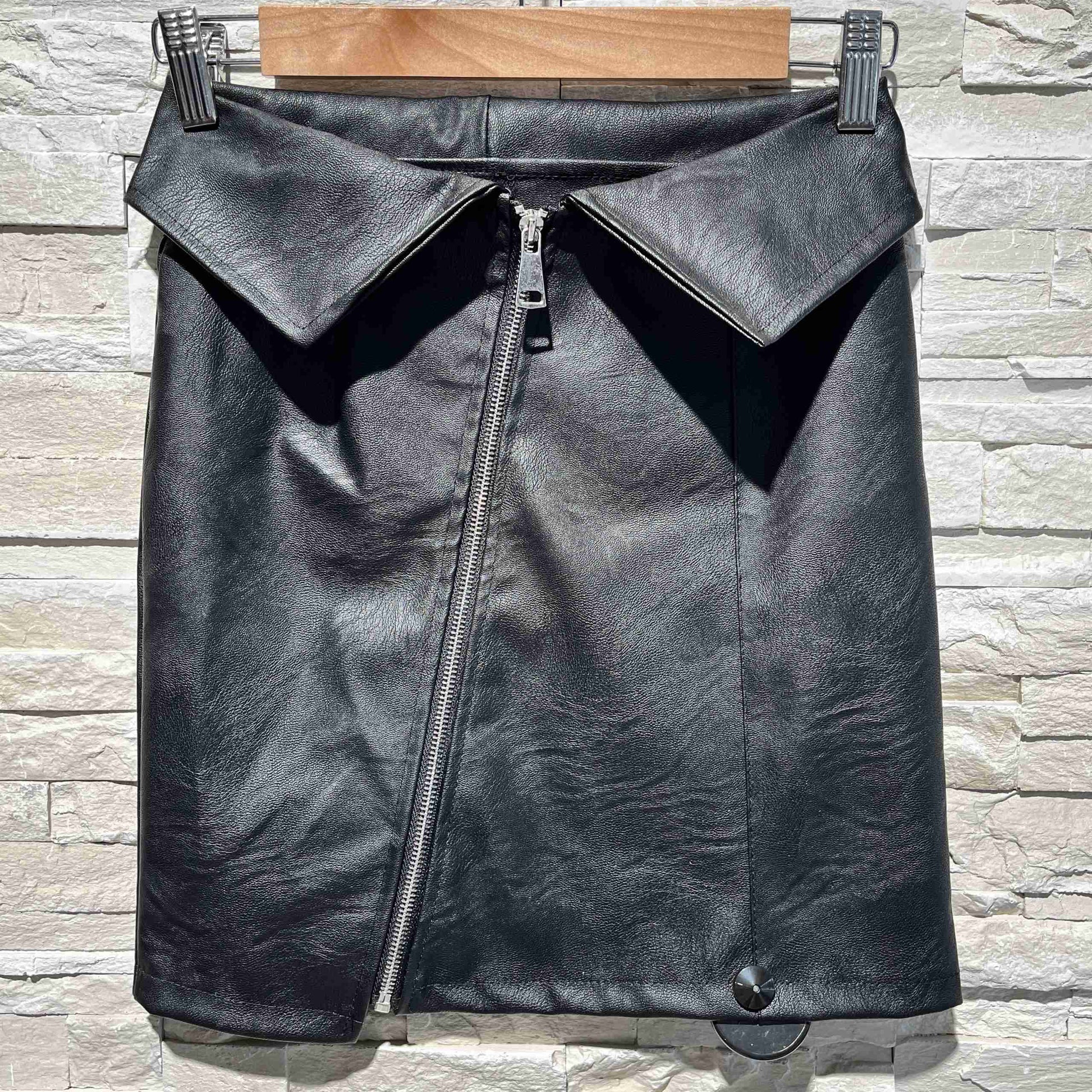 Minigonna asymmetry