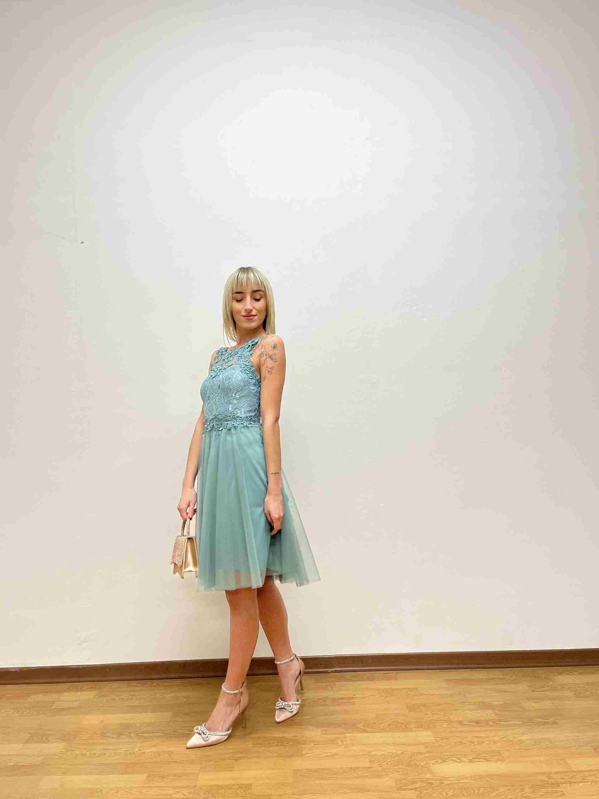 Abito a corsetto con inserti fiorellini e tulle