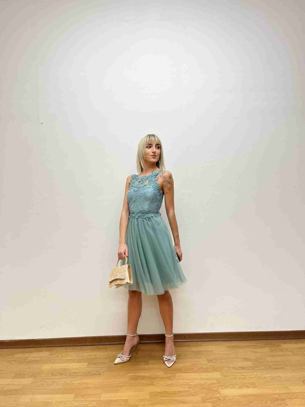 Abito a corsetto con inserti fiorellini e tulle