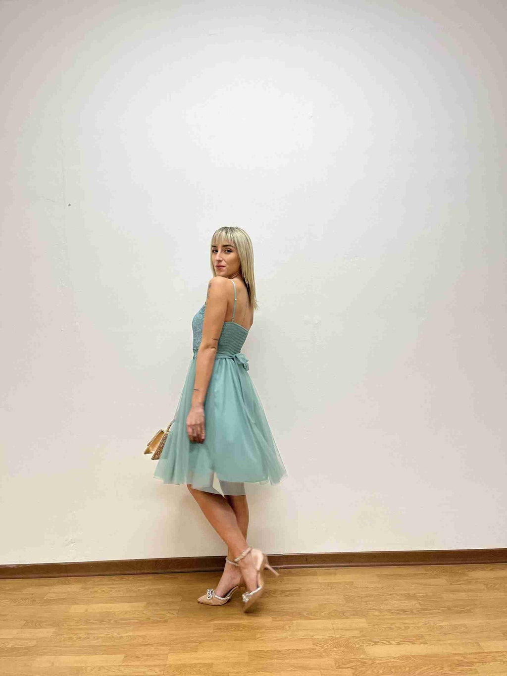 Abito a corsetto con inserti fiorellini e tulle