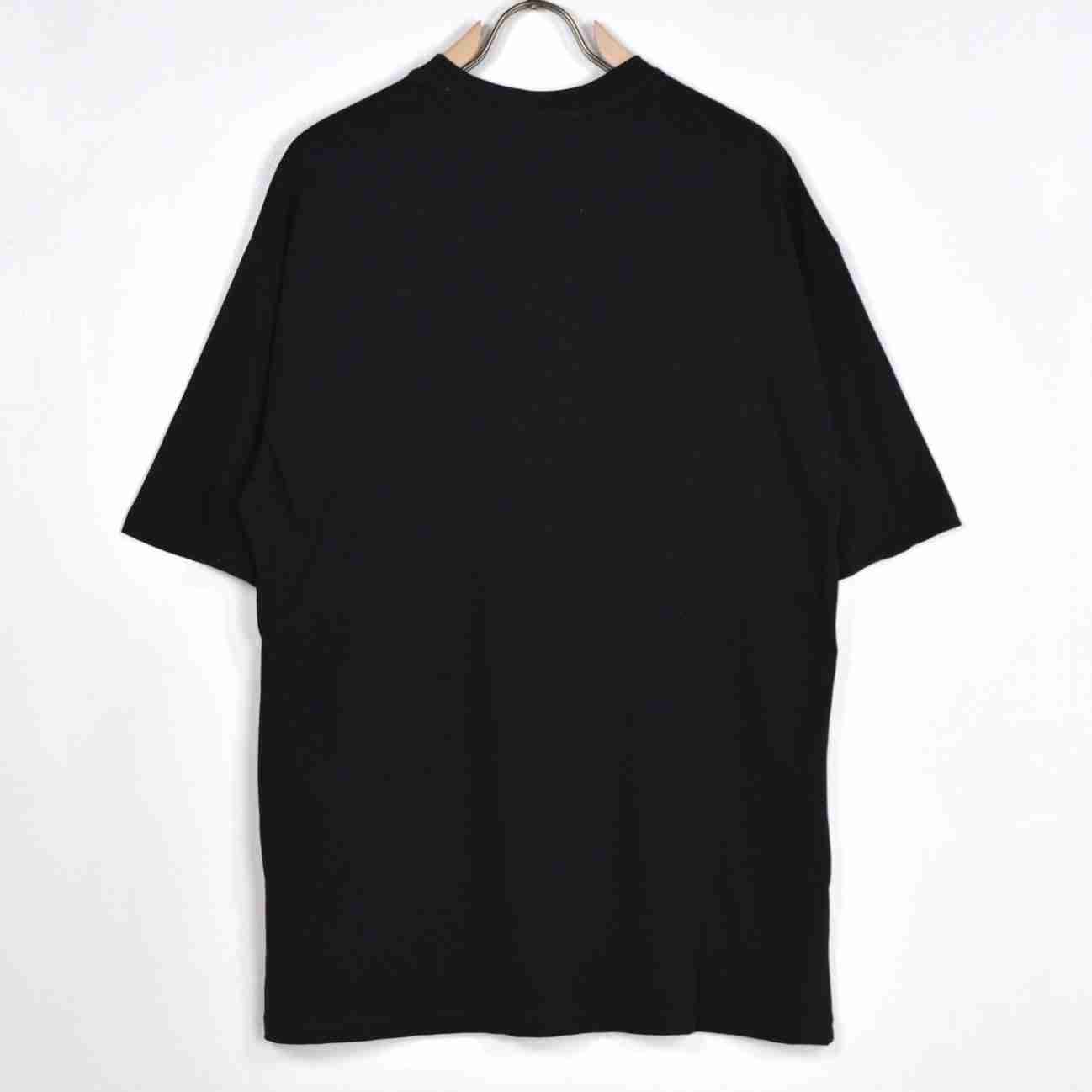 T-shirt black over