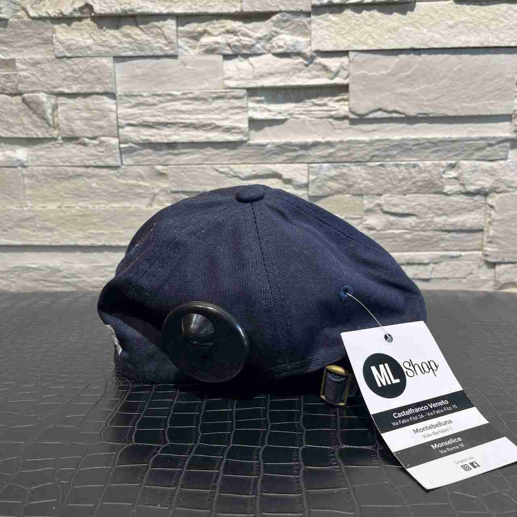 Cappellino featur