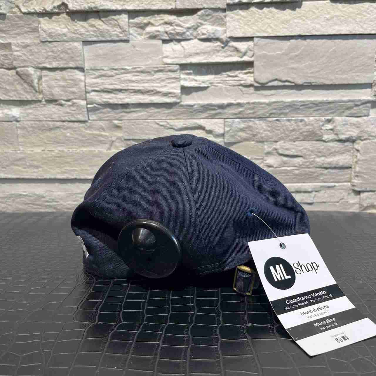 Cappellino featur
