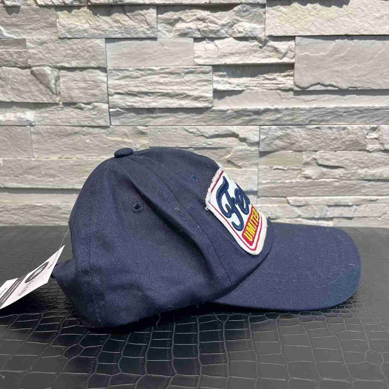 Cappellino featur