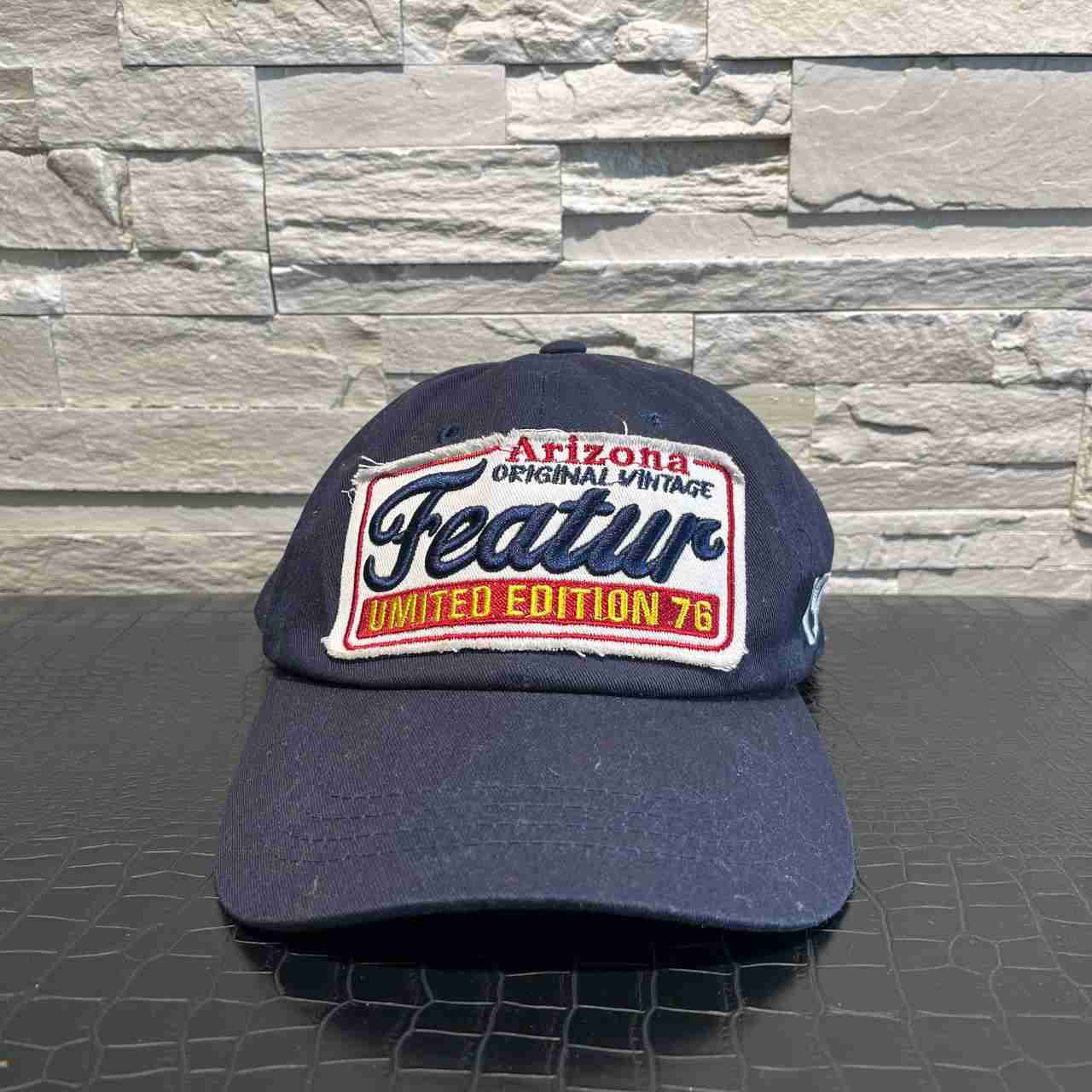 Cappellino featur