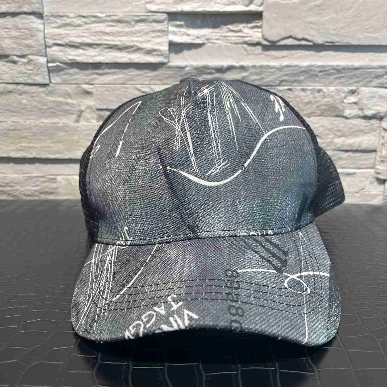 Cappellino abstract